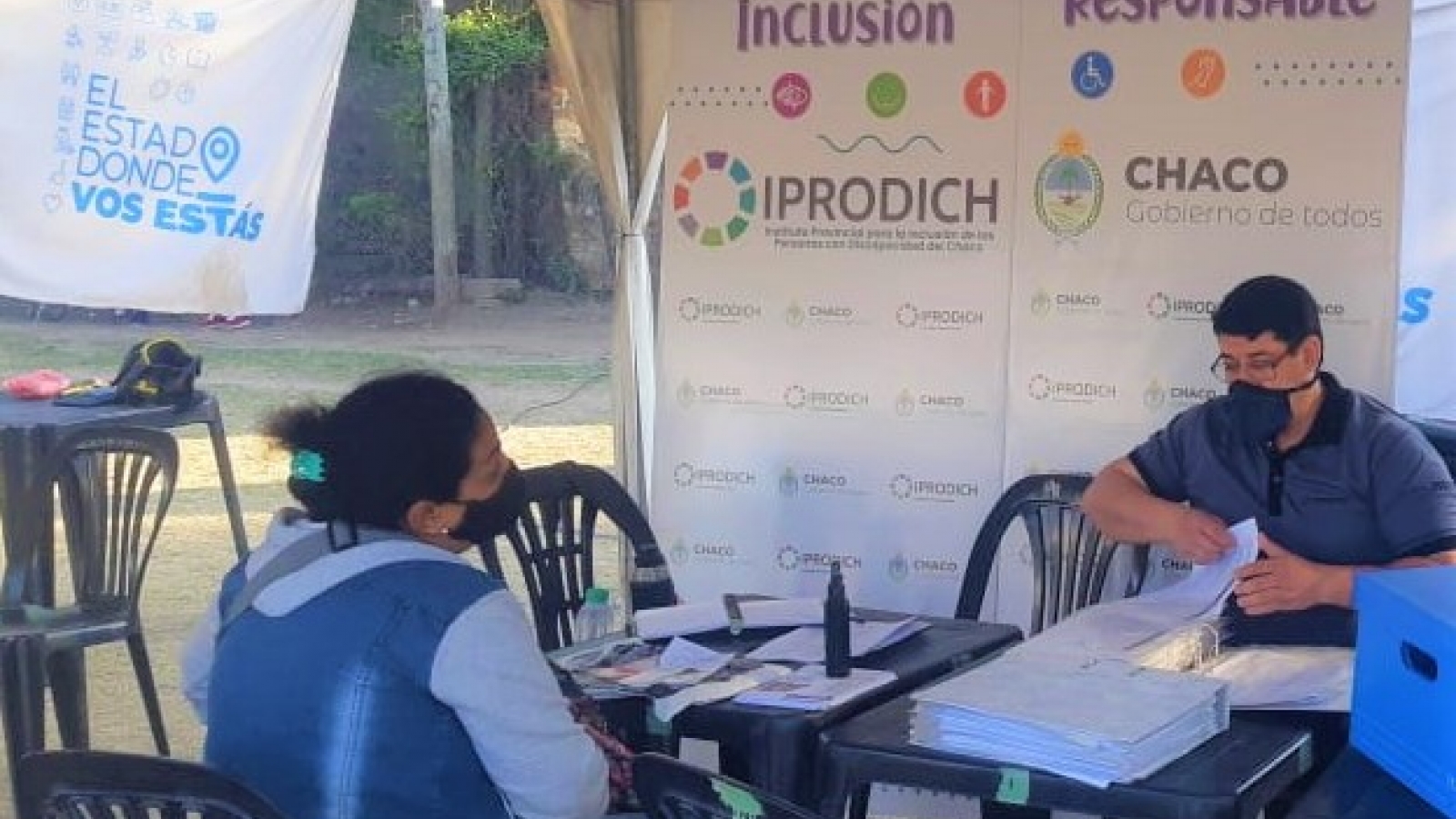 Trabajador del IPRODICH asesorando sobre discapacidad a interesada