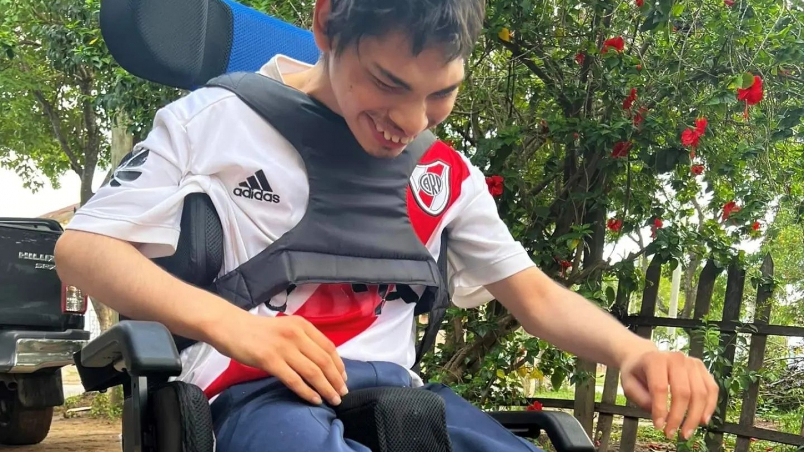 niño sonriendo en su nueva silla de ruedas postural