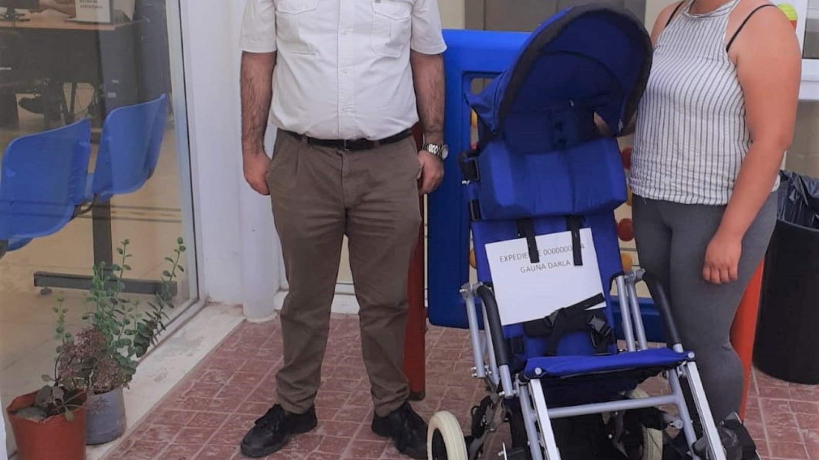 Personal del IPRODICH entregando silla de ruedas a beneficiaria de Barranqueras