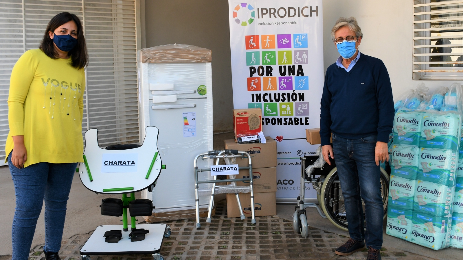 El presidente Lorenzo entregando ayudas técnicas para beneficiarios de Charata