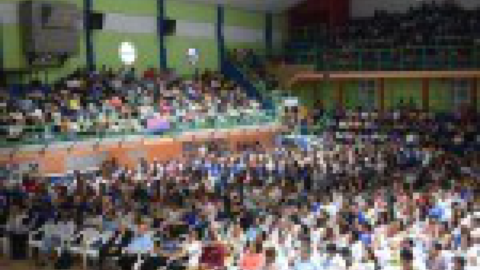 Imagen de personas concurriendo al Congreso Internacional de Autismo en Charata